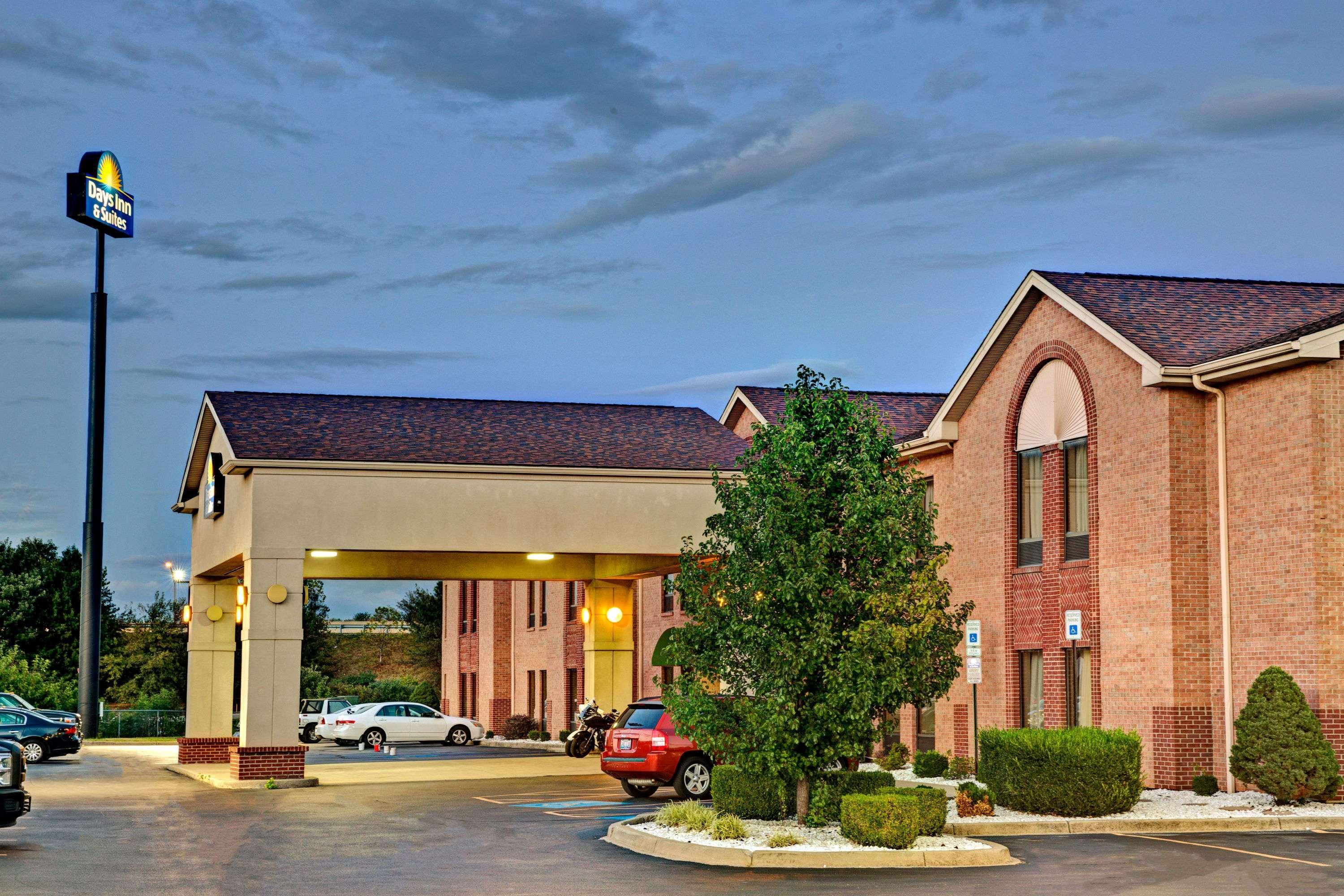 Days Inn & Suites By Wyndham Louisville Sw מראה חיצוני תמונה